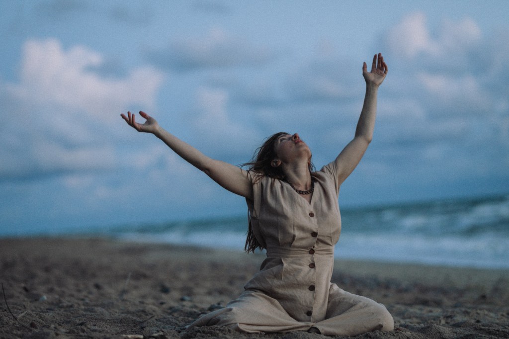 Šokiai Klaipėdoje suaugusiems. Jūra spalvų. Autentiškas šokis. Meditacija. Saviugda. Ritualai. Laisvė būti savimi. Terapija.