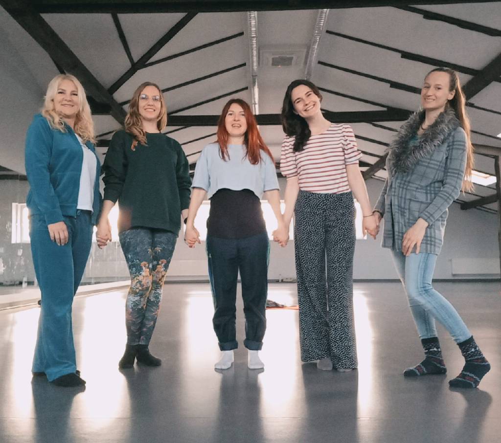 Šokių užsiėmimai Klaipėdoje suaugusiems. Jūra spalvų.